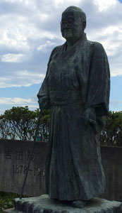 旧吉田邸の吉田茂銅像